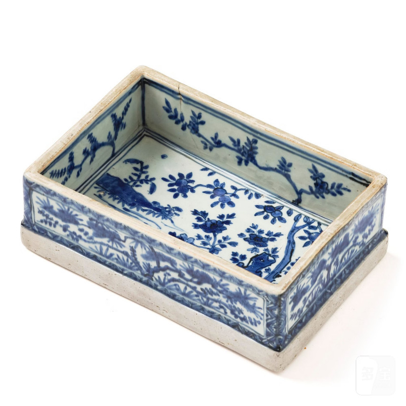 A blue and white part writing-box,